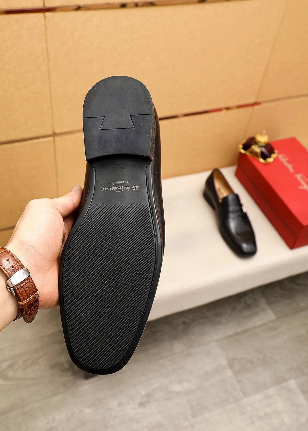 Men's shoes 💰480 💐 Product trademark: Ferragamo "Ferragamo" casual leather shoes Regular size: 38-44 (45🉑️customized) Product materials: Selected imported first-layer cowhide upper + luxury hardware buckle, imported water-dyed cowhide leather lining. Strong three-dimensional visual effect, original rubber outsole Color: 3⃣️seed leather materials available